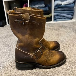 Frye brown distressed boots w/buckle! In good condition and super cute! Size 6!
